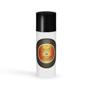 СОЛНЦЕЗАЩИТНЫЙ КРЕМ С ГИАЛУРОНОВОЙ КИСЛОТОЙ И ВИТАМИНАМИ SPF50